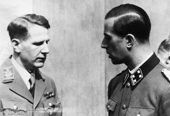 Reichsgesundheitsminister Dr. Leonardo Conti im Gespräch mit Hitlers Begleitarzt Dr. Karl Brandt (August 1942)